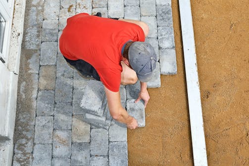 Kivien ja laattojen latominen